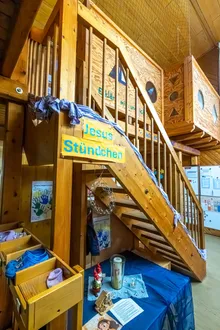 Quelle: Roger Schäfer Treppe mit Schild "Jesus Stündchen"