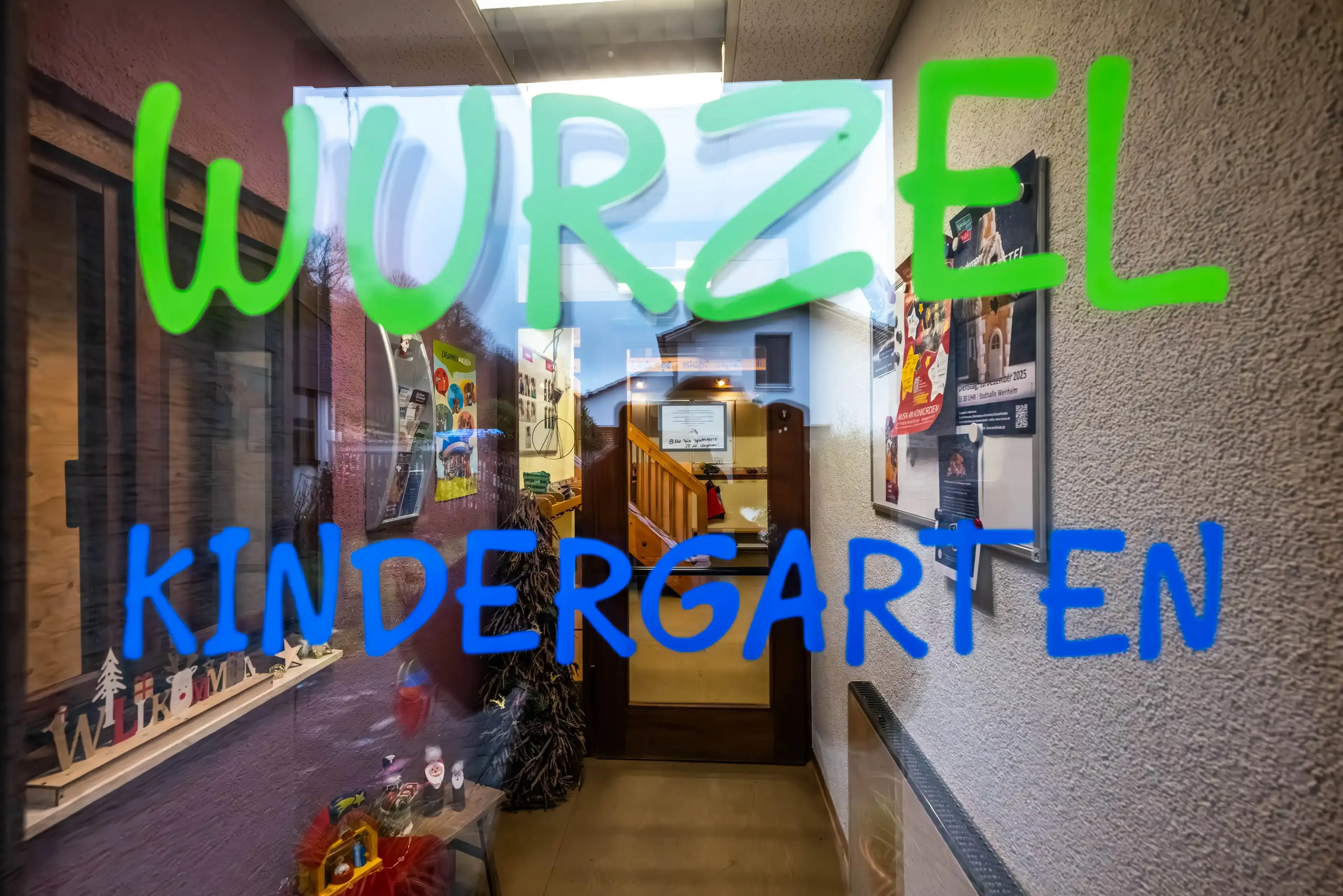 Wurzelkindergarten Schriftzug auf Fenster