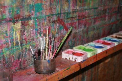 Kreativecke mit Farben und Pinsel im Kindergarten Hohensachsen