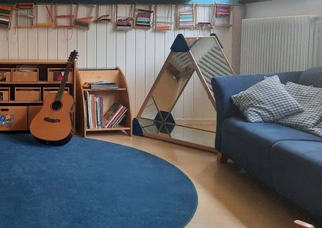 Spielecke mit Gitarre, Sofa & Büchern