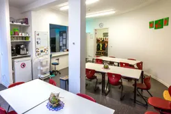 Essensbereich mit Tischen