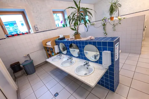Toiletten mit Waschbecken und Spiegel