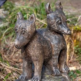 Wölfe aus Holz geschnitzt