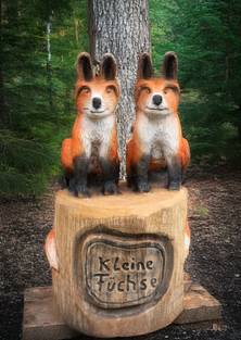 Füchse aus Holz geschnitzt