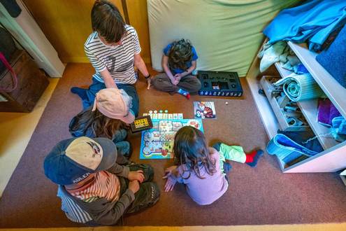 Kinder spielen im Waldkindergarten Hemsbach