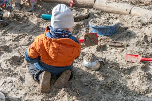 Kind spielt im Sandkasten