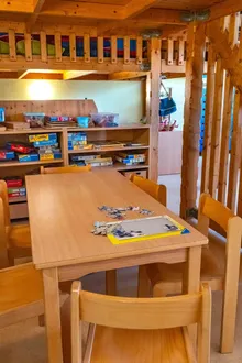 Tisch und Stuhl im Evangelischen Bonhoefferkindergarten