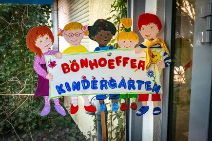 Schild Eingangsbereich des Evangelischen Bonhoefferkindergartens
