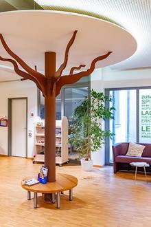Quelle: Roger Schäfer Sitzbank im Kastanien-Kindergarten Hemsbach
