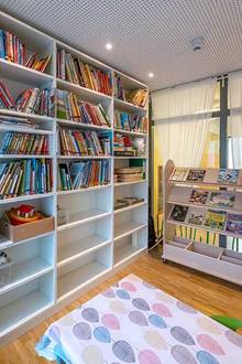 Bücherwand im Kastanien-Kindergarten Hemsbach